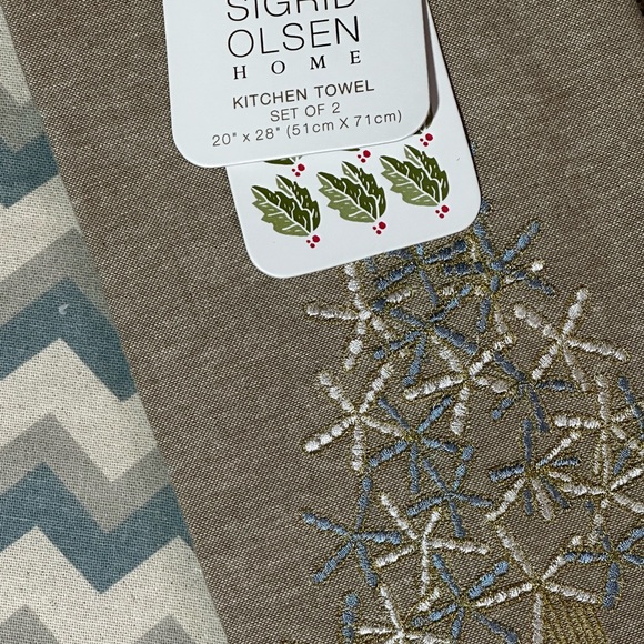 💖New Listing Sigrid Olsen Holiday kitchen towels. - Picture 4 of 4